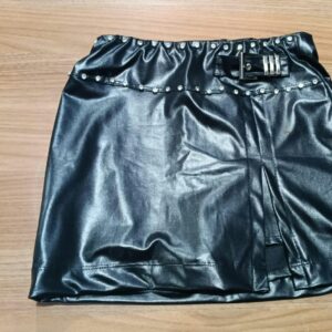 Short Saia Preta com Strass no Cós e Detalhe de Fivela