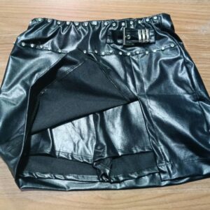 Short Saia Preta com Strass no Cós e Detalhe de Fivela